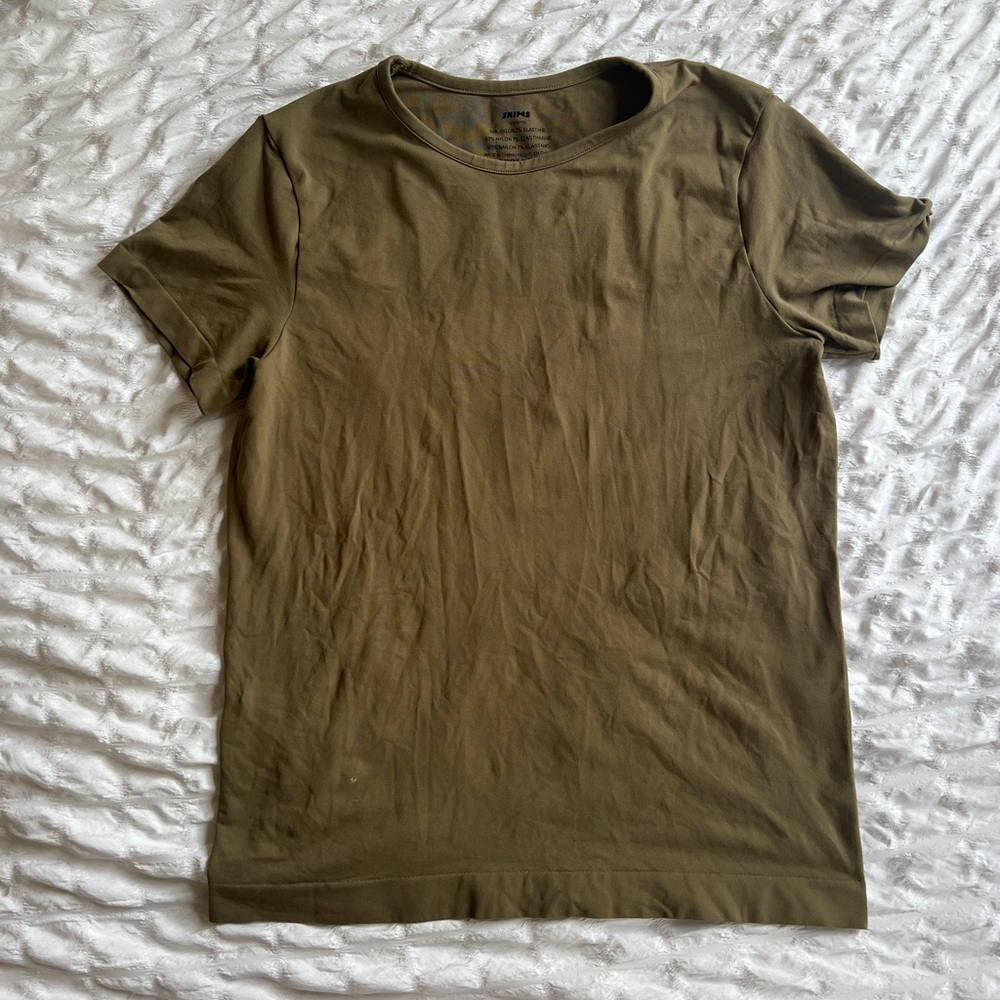 SKIMS fits everyone tee